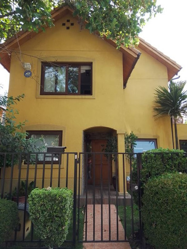 Casa En Venta De 4 Dorm. En Peñalolén