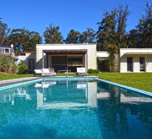 Casa En Punta Del Este De 5 Dormitorios, Gran Terreno