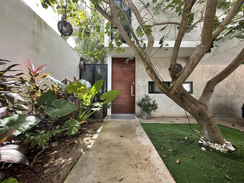 Casa En Venta Con Paneles Solares En Privada Arborea, Conkal.
