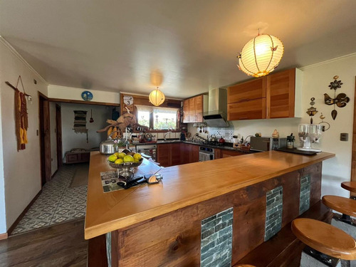 Casa En Venta De 5 Dorm. Más Quincho En Puerto Varas