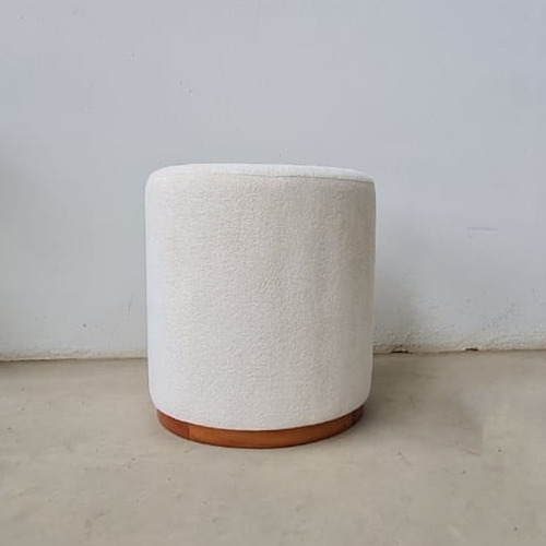 Puff Barcelona Decorativo Com Bouclé Off White Base Madeira