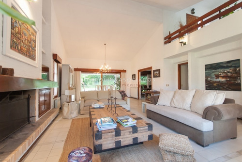 Hermosa Casa En Mansa Ideal Para Vivir Todo El Año- Ref: 2716