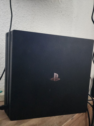 Playstation 4 Pro 1tb 4k Con 4 Joystick Y 2 Juegos (Usado)
