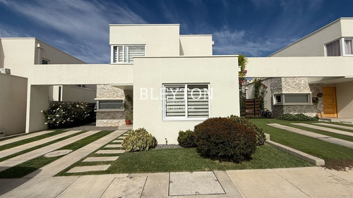 Casa En Venta De 4 Dorm. Y 3 Baños En El Rincon