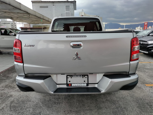 Imagen 5 de 14 de Mitsubishi L200 2018 2.4 Cabina Doble 4x2 Mt