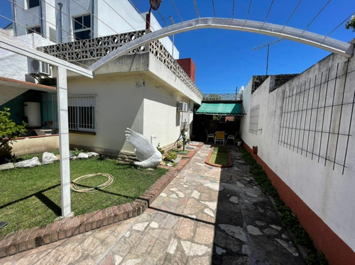 Imagen 8 de 22 de Casa De 3 Ambientes Con Cochera, Jardín
