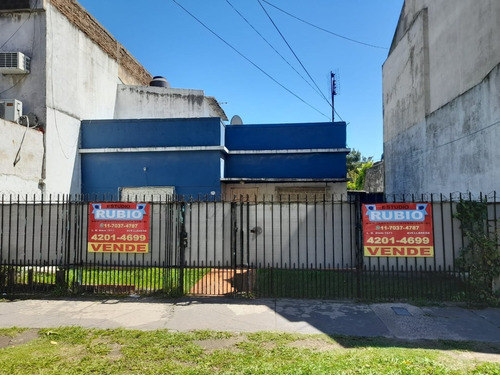 Casa Amplia Con Patio Y Jardin - Buena Ubicacion!