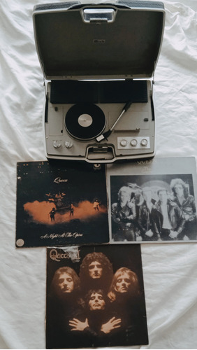 Combo Tocadiscos Portátil Y (3) Discos Estilo Vinyl De Queen