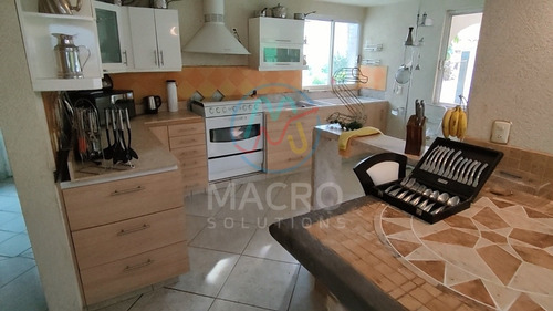 Casa En Venta En Lomas De Cocoyoc Con Acabados De Lujo, Alberca Y Jardín Apta A Créditos