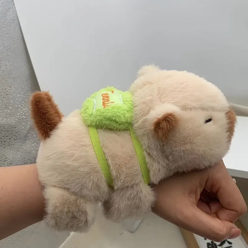 Peluche De Capibara Brazalete Que Te Abraza Con Su Mochilita