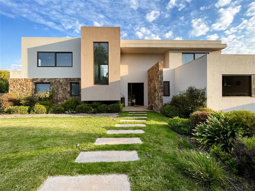 Casa En Venta De 5 Dorm. En Colina