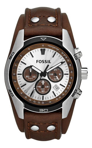 Reloj pulsera Fossil Coachman con correa de cuero color marrón - fondo beige - bisel negro