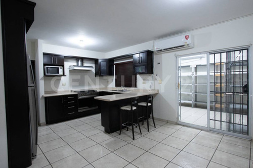 Casa En Venta En Montecarlo Residencial