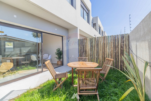 Venta casa Carrasco Norte, 2 dormitorios, con cochera incluida. Lista para ocupar.