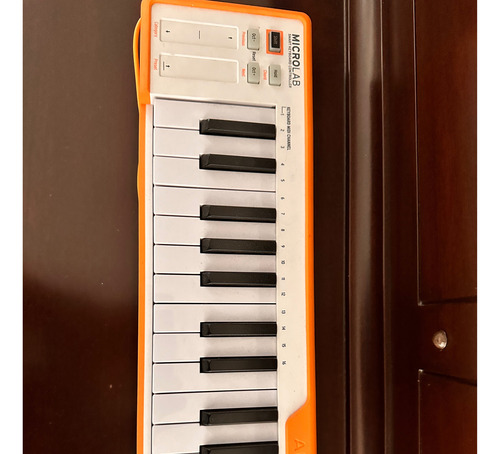 Controlador De Teclado Midi Usb Arturia Microlab Orange (Usado)