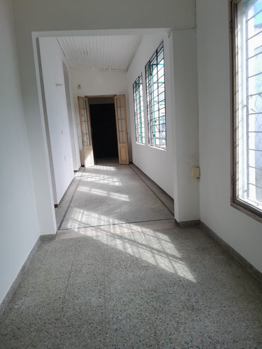 Alquiler De Casa Para Uso Comercial, Próximo A Gral Flores Y Serrato.