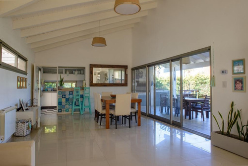 Casa En Puerto Roldán De 4 Dormitorios Más Escritorio