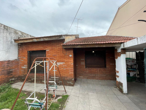 Casa En Venta - 3 Dormitorios 1 Baño - Cochera - 140mts2 - Lomas De Zamora