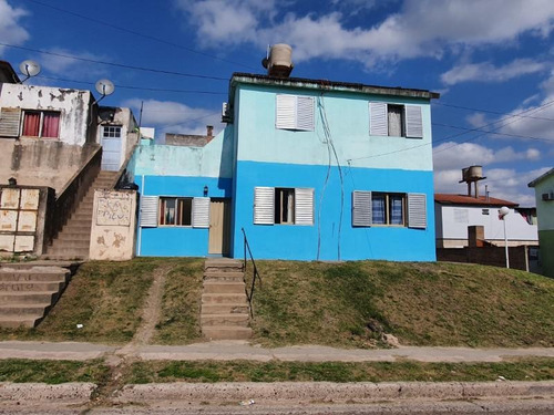 Imagen 2 de 16 de Casa De 3 Dormitorios Con Jardin, Al Frente. Piaggio Entre Sto Gomez Y Bv Moreno