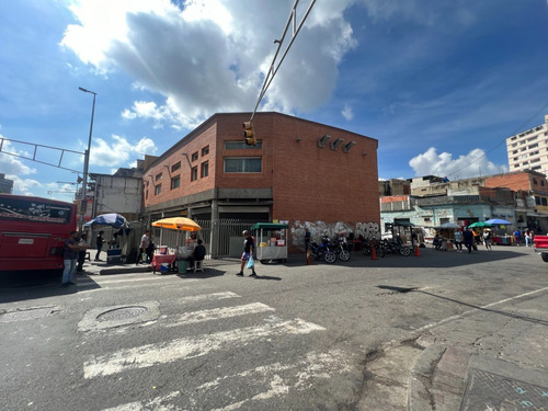 Se Vende Centro Comercial 1500m2. Avenida Victoria.