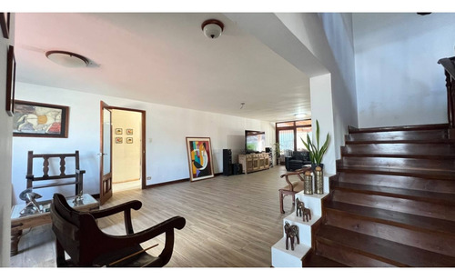 Casa De 780m2 Venta En Lomas De La Trinidad