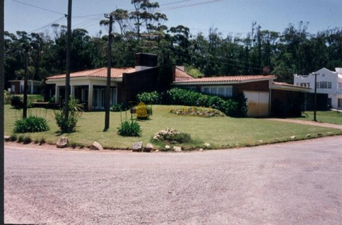 Casa En Solanas De 4 Dormitorios A Metros De La Playa. Consulte!!!!!!!!!!!!- Ref: 2346