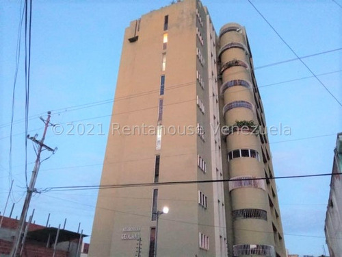 Rah Lara Vende Excelente Apartamento Ubicado En El Centro De Barquisimeto-lara.