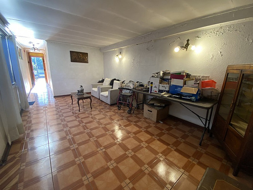 Casa Con Potencial Comercial A 1 Cuadra De Metro Ecuador