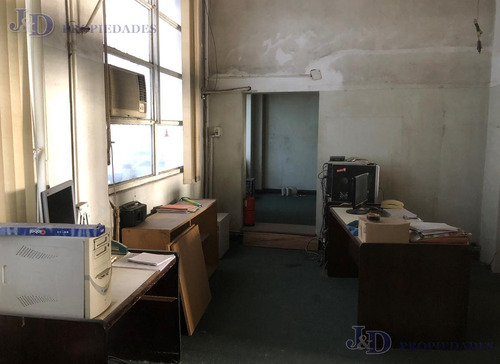 Imponente Edificio En Block En Monserrat