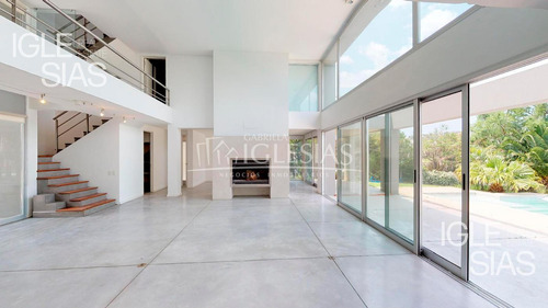 Casa En Venta Al Lago Con 4 Dormitorios En Los Castores Nordelta