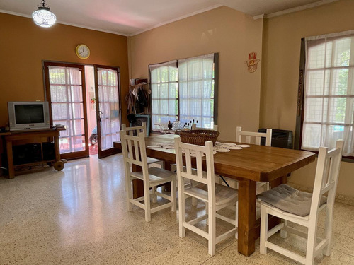 Excelente Chalet Con Pileta En Barrio Montecarlo