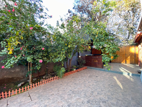 Casa En Ñuñoa De 3 Niveles Con Piscina, Jardín Y Quincho