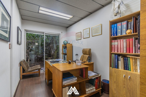 Oficinas O Consultorios Con 2 Garajes Y Fondo