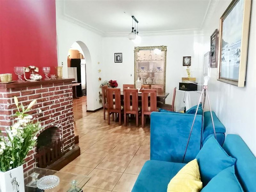 Casa En Venta De 7 Dorm. En Santiago