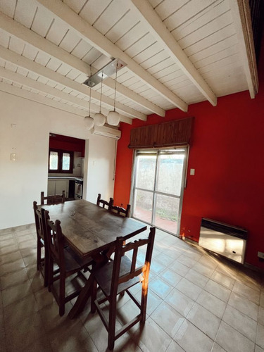 Casa En Venta De 2 Dormitorios C/ Cochera En Villa Floresta