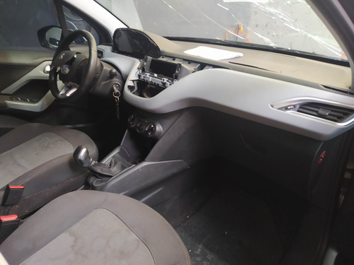 Imagen 3 de 17 de Peugeot 208 2013 Techo