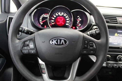 Imagen 13 de 14 de Kia Kia Rio Sedan 2017 4 Cilindros