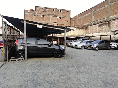 Parqueadero A 2 Cuadras De La Iglesia La Ermita De Cali - Venta