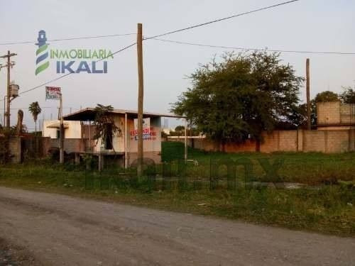 Terreno Industrial En Venta Tuxpan Ver. Se Encuentra En La Congregación La Victoria Junto A La Peñita Rumbo A Cobos. Son 800 M² De Terreno 42 De Frente A La Calle Y 19 Metros De Fondo. Con Una Cámara