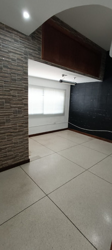 Casa Comercial En Alquiler En Lechería. Negociable