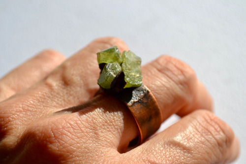 Imagen 3 de 7 de Anillo Piedra Preciosa Peridoto Y Cobre, Joyas De Autor