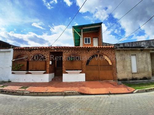 Amplia Y Cómoda Casa, 4h 2b, Ubicada En Urbanismo Seguro Y Privado, Planta Alta En Obra Gris Para Remodelar A Su Gusto, Posee Tanque 20 Mil Ltrs. Hasiso.