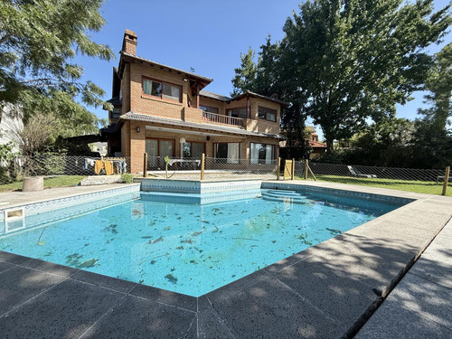 Impecable Casa Con Jardin, Parrilla Y Pileta En Venta - Vista Al Golf - Club Nautico Escobar
