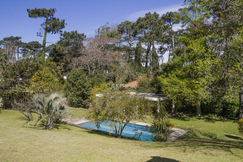 Oportunidad Casa De 3 Dormitorios Con Piscina En Playa Mansa, Punta Del Este- Ref: 60771