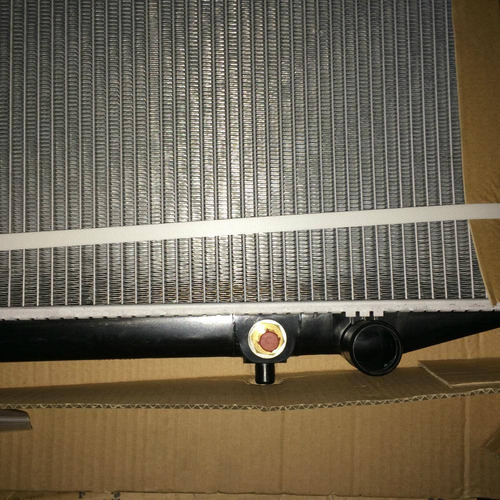 Imagen 4 de 4 de Radiador Nissan D21 Automatico