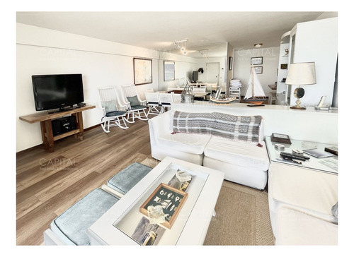 Imagen 3 de 26 de Apartamento De 4 Dormitorios Con Vista Al Puerto En Venta!!