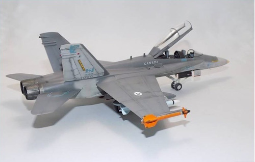 Avion F/a-18 Hornet Version (c) O (d) Escala  1:72 Armable