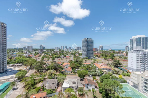 Venta De Excelente Apartamento De 3 Dormitorios Con Vista Al Mar, Playa Mansa, Punta Del Este