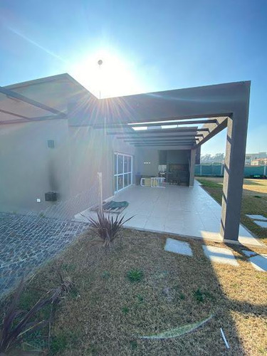 Casa En Venta - 3 Dormitorios 3 Baños - Cochera - 680mts2 - Canning