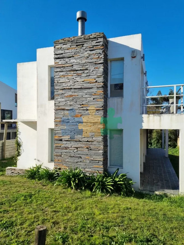 Casa De Estilo Minimalista Próxima Al Mar. - Ref : Eqp3174